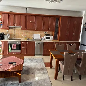 újszerű, Jól Felszerelt A Szîvében Hűsîtőkkel, Reggelivel, Ingyenes Parkolással! Apartman Debrecen